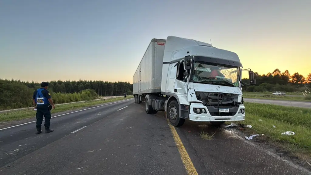 Dramático rescate en Ruta 14: conductor quedó atrapado tras un violento choque entre camiones Policiales