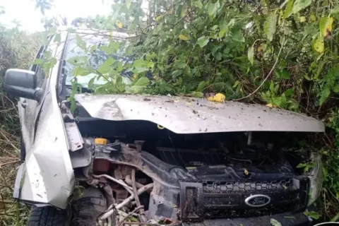 Chocaron de frente un camión y una camioneta: conductor fue internado con graves heridas