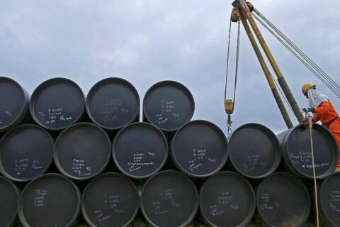 Sigue subiendo el petróleo y preocupa impacto en las naftas