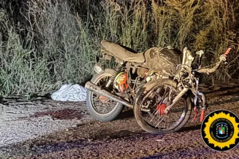 Trágico siniestro vial: joven motociclista impactó contra un camión y murió