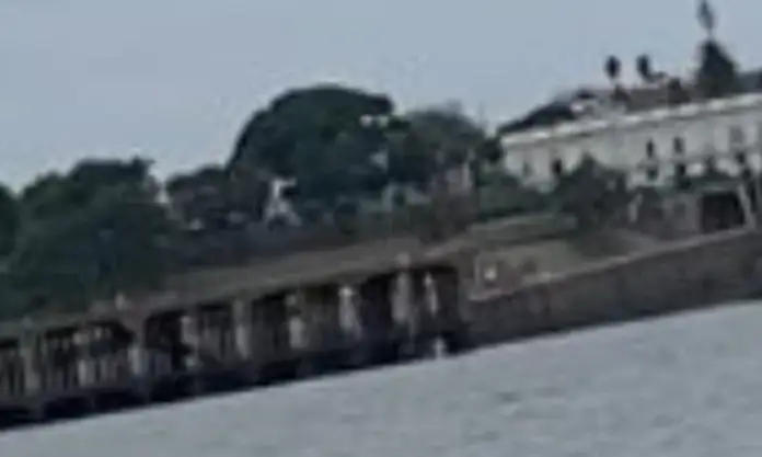 Dramático: un policía y un vecino salvaron a una mujer que cayó al Río Uruguay Policiales