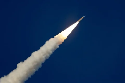 Artemis II se encuentra a mitad de camino a la Luna