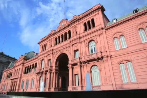 Suspenden el ingreso a Casa Rosada a periodistas de medios mencionados en la campaña rusa