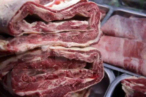La carne impulsó la inflación en marzo y ya hay municipios que pagan sueldos con vales