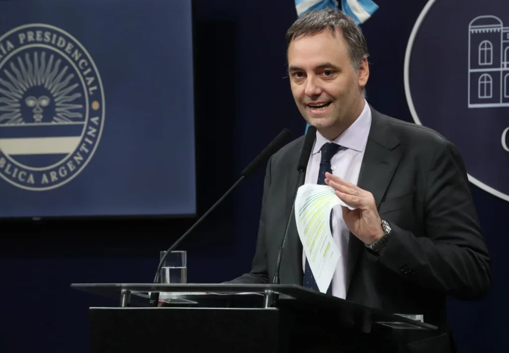 Manuel Adorni tiene peor imagen que Cristina Kirchner, presa por corrupción Nacionales