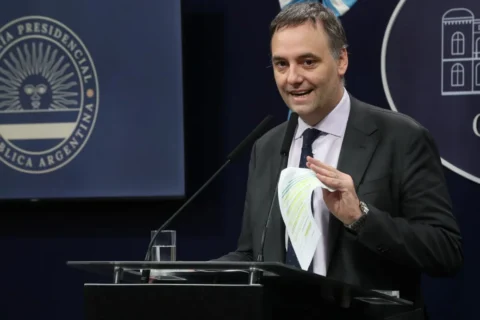 Manuel Adorni tiene peor imagen que Cristina Kirchner, presa por corrupción