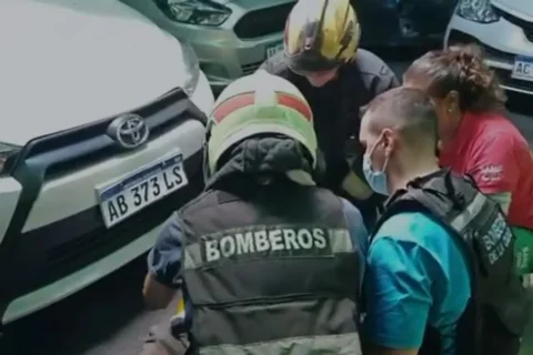 Un hombre cayó desde seis metros sobre un auto en Recoleta
