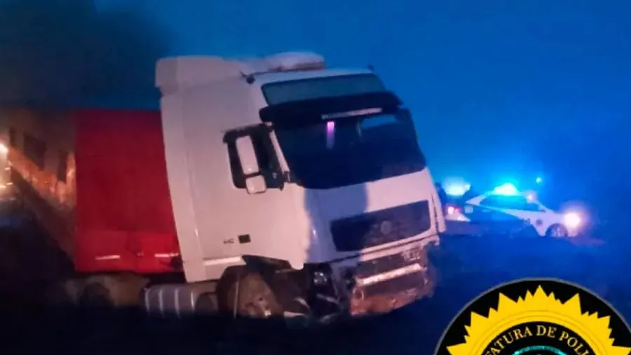 Un camión despistó en la Autovía de ruta 14 y terminó incrustado contra el guardarraíl Policiales