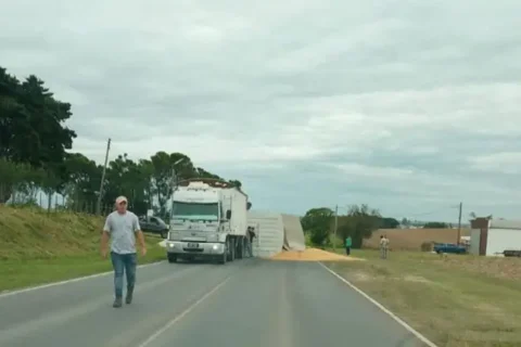 Volcó un camión con cereales y cortó la Ruta 11