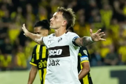 Triunfo histórico: Platense venció a Peñarol y ganó su primer partido en la Libertadores
