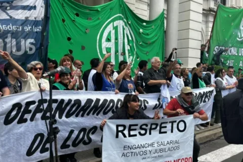 MULTITUDINARIA MOVILIZACIÓN EN PARANÁ EN DEFENSA DE LA CAJA DE JUBILACIONES