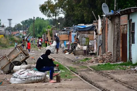 LA UCA PONE EN DUDA LOS DATOS OFICIALES: “LA BAJA DE LA POBREZA NO SE SIENTE EN LA CALLE”
