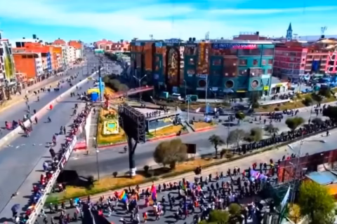 Bolivia: el Gobierno despliega un “corredor humanitario” y vuelven los choques con manifestantes en accesos a La Paz