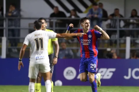 San Lorenzo perdía por dos goles, pero se lo empató a Santos y lidera en la Copa Sudamericana
