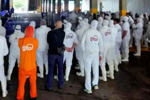 Trabajadores de Granja Tres Arroyos vuelven a marchar ante el cierre y crece la tensión por 900 empleos