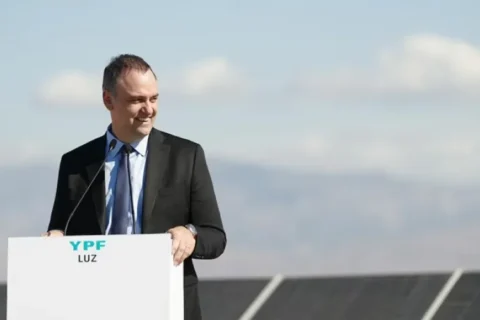 El vocero que ya no puede hablar: Milei blinda a Adorni pese a la presión política y judicial