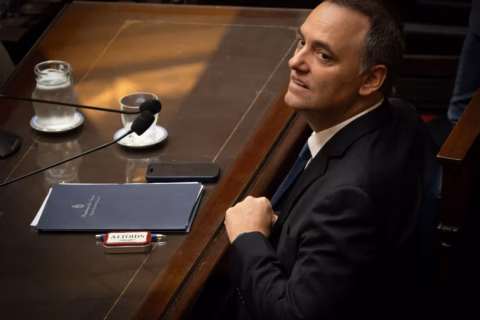 El oficialismo somete a debate los alcances de la moción de censura y se juega a blindar a Adorni