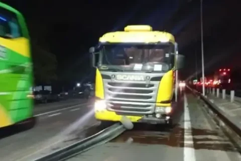 Camión chocó un guardarraíl en Ruta 168 y asisten el tránsito entre Paraná y Santa Fe