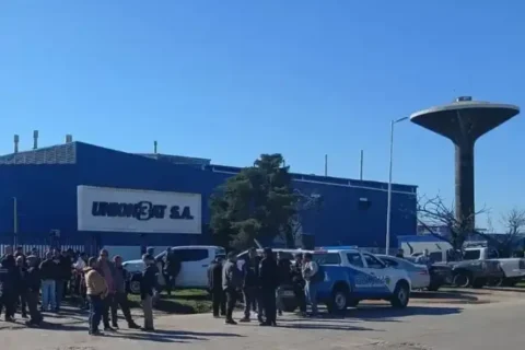 Una fábrica de baterías despidió a un centenar de trabajadores