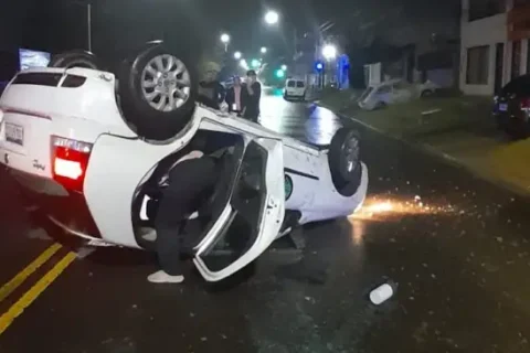 Volcó un remis que funcionaba como Uber en Paraná y hubo tres lesionados