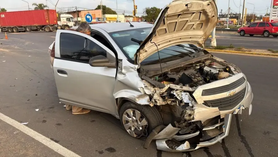 Un violento choque entre dos autos dejó varios heridos en el ingreso a Concordia Policiales