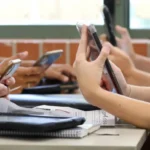 Buscan prohibir por ley el uso de celulares en escuelas entrerrianas