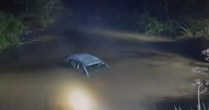 Un auto cayó a un cauce de agua en Entre Ríos y un familiar rescató a sus dos ocupantes Policiales