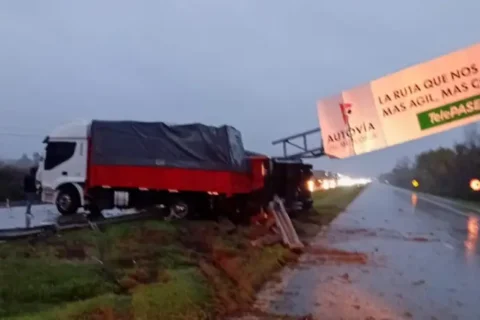 Un vehículo de carga protagonizó un siniestro vial y cortó la Ruta 12, en el sur provincial