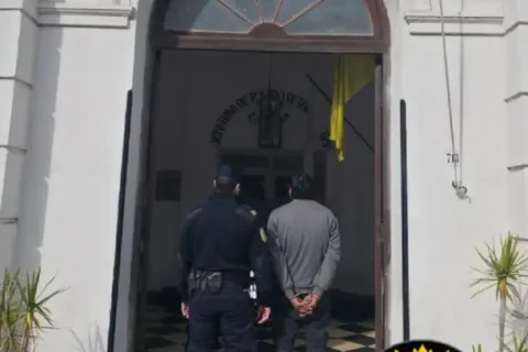 Lo atraparon escondido dentro de un ropero tras entrar a robar a una casa