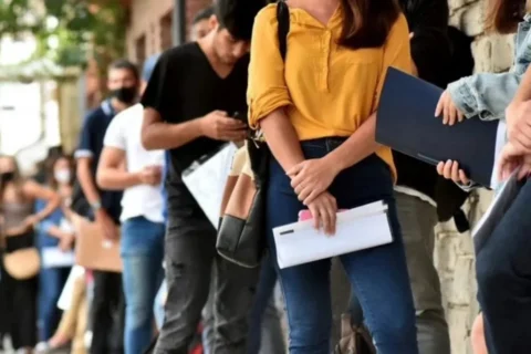 La desocupación juvenil supera el 14% tanto en mujeres como en varones y duplica los niveles observados entre las personas de 30 a 64 años.