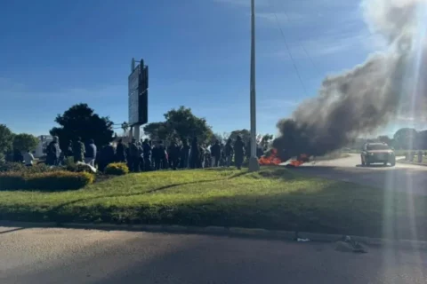 Trabajadores de Granja Tres Arroyos marcharon para reclamar el pago de salarios y la reactivación de la planta