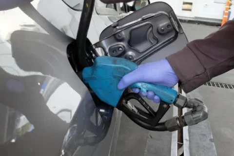 Analizan prorrogar la suba del impuesto a los combustibles para evitar presión inflacionaria
