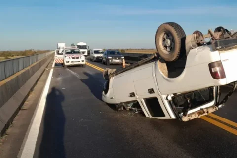 Volcó una camioneta en un puente entre Victoria y Rosario: hay complicaciones en el tránsito