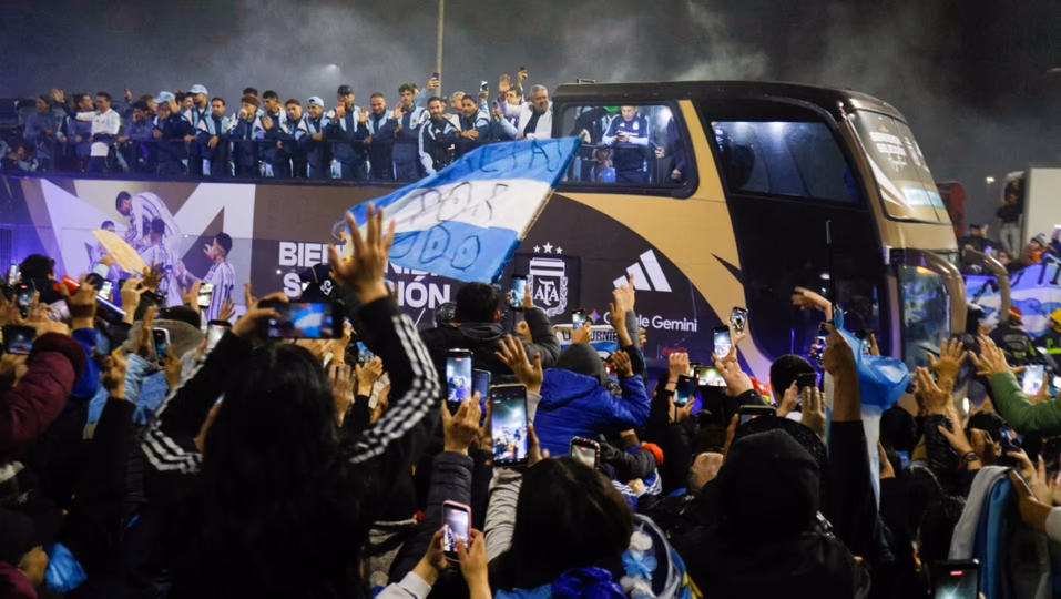 La Selección volvió del Mundial: multitud en Ezeiza, micro descapotable y un emotivo recibimiento Deportes