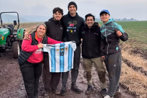 El regalo del “Dibu” Martínez a los vecinos que lo ayudaron a sacar su camioneta del barro