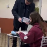 Conmovedor: sus compañeros le regalaron el viaje a Bariloche y lo comunicaron de una manera muy particular