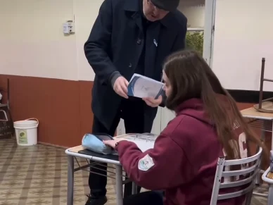 Conmovedor: sus compañeros le regalaron el viaje a Bariloche y lo comunicaron de una manera muy particular Cazanoticias