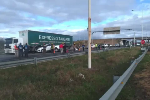 Una mujer y un menor fallecieron en un choque entre un camión y una camioneta