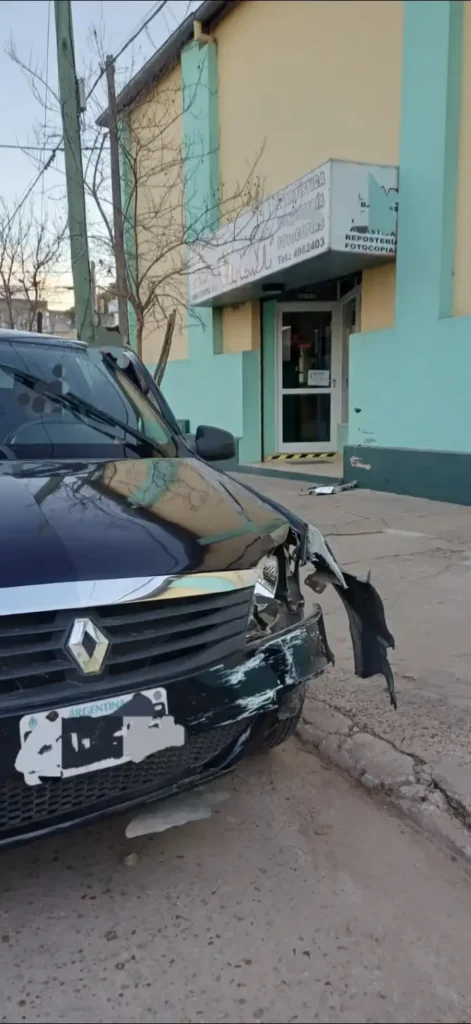 Intentó esquivar un perro, perdió el control de su auto y chocó un comercio Policiales