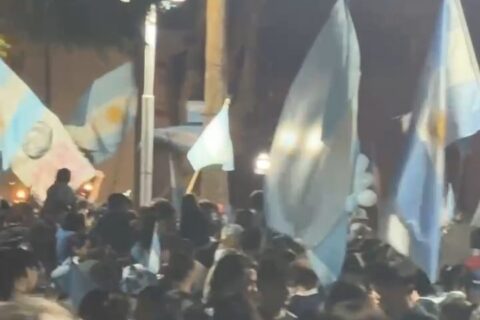    Victoria celebró el pase de la Selección a la final del Mundial con una multitud en Plaza San Martín