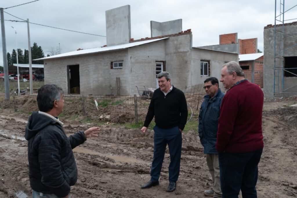 Recorrieron la obra de 20 viviendas que la provincia construye en Lucas González Interés General