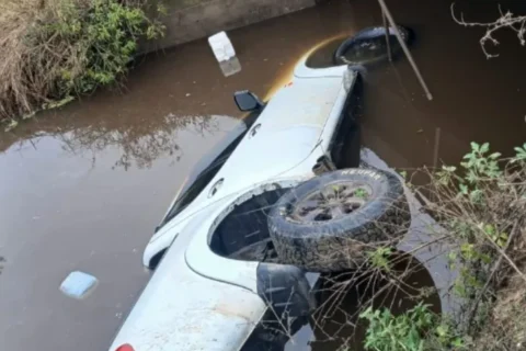 Una familia se pegó un susto tras volcar con su camioneta y caer a un arroyo en la Ruta 1