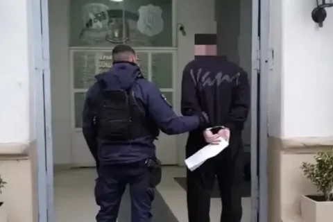 Un golpe en su cabeza le fracturó el cráneo y ahora pelea por su vida: hay un joven detenido