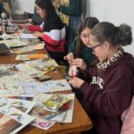 Niños, jóvenes y adultos disfrutaron de una tarde de scrapbook