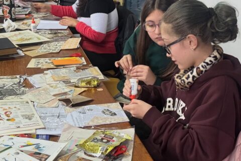 Niños, jóvenes y adultos disfrutaron de una tarde de scrapbook