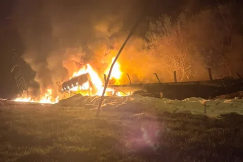 Grave accidente en el puente General Urquiza: un camión cayó al vacío y se incendió por completo