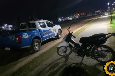 Atraparon a un adolescente de 13 años que llevaba a tiro una moto robada
