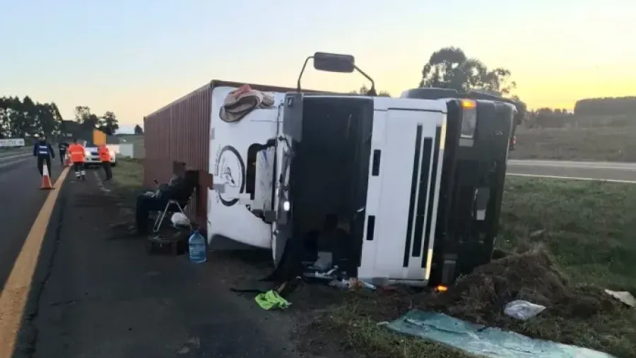 Un camión volcó en la ruta 14, tras ser “encerrado” por otro transporte de carga Policiales
