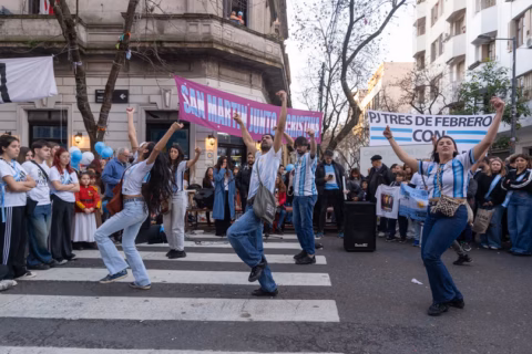Militantes del peronismo se movilizaron a la casa de Cristina Kirchner en Constitución