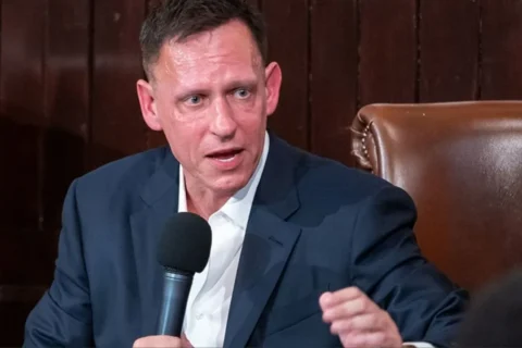 Diputados opositores y expertos debaten las motivaciones detrás de la presencia de Thiel en el país